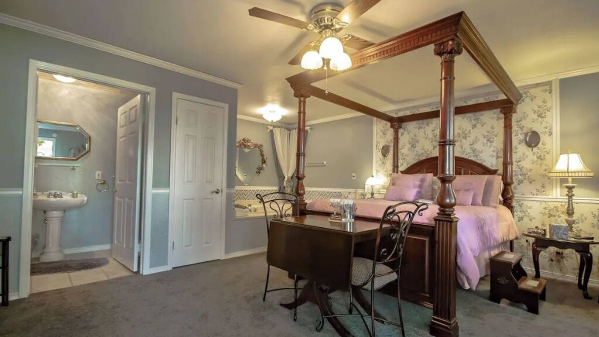 Marshfield Cabin | The Dickey House, Queen Anne Suite