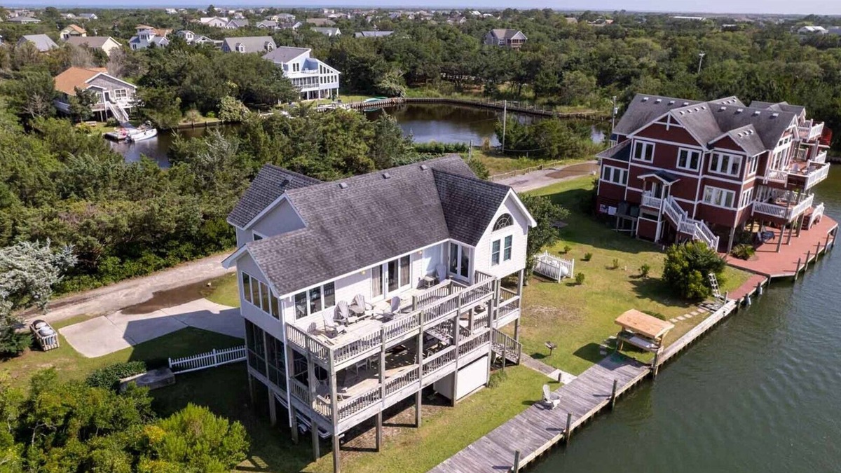 Ocracoke House | The Dock House: Waterfront on canal in Oyster Creek