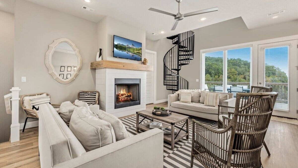 Springdale House | The Dogwood - Hot Tub - Lake Front Access
