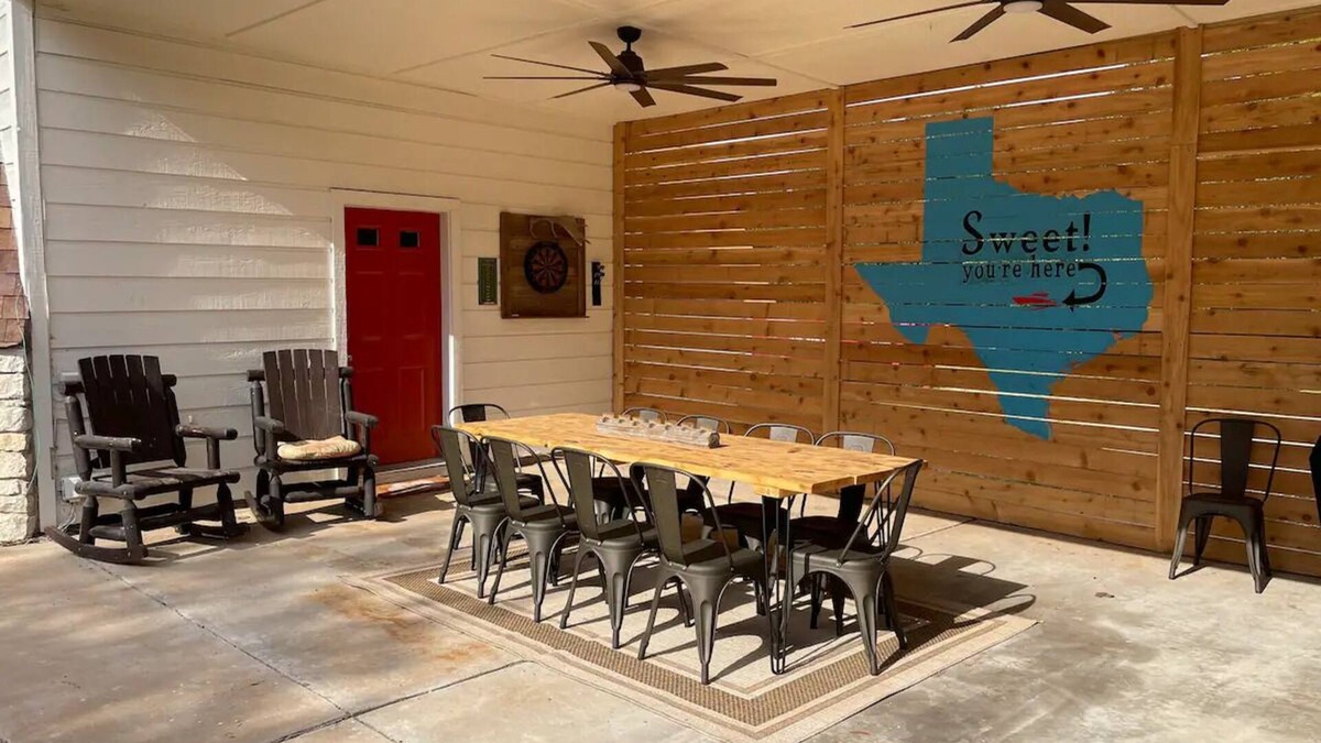 North Shore Colony House | The Domes Near Lake Travis *Sleeps 14*