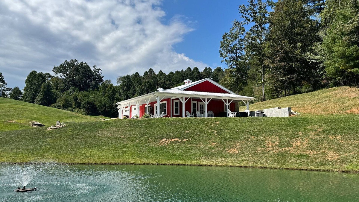 Alexander House | The Double B | Modern Farmhouse | Private Pond, Hot Tub, and Fire Pit
