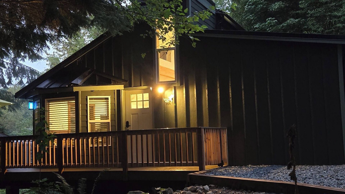 Ashford Cabin | *The Dovetail Den- Tranquil with Hot Tub and A/C*