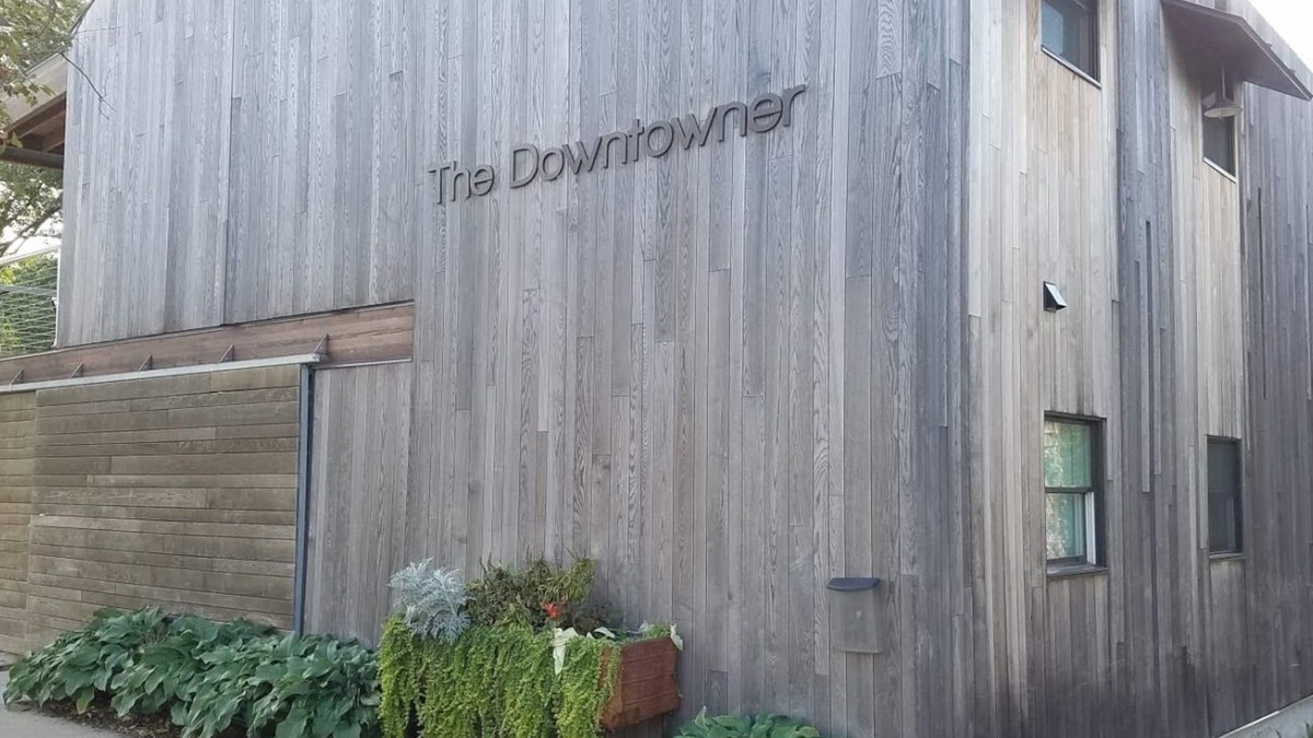 Lake Geneva House | THE DOWNTOWNER.Largest House on Main St. 14 Beds, Sleeps 20