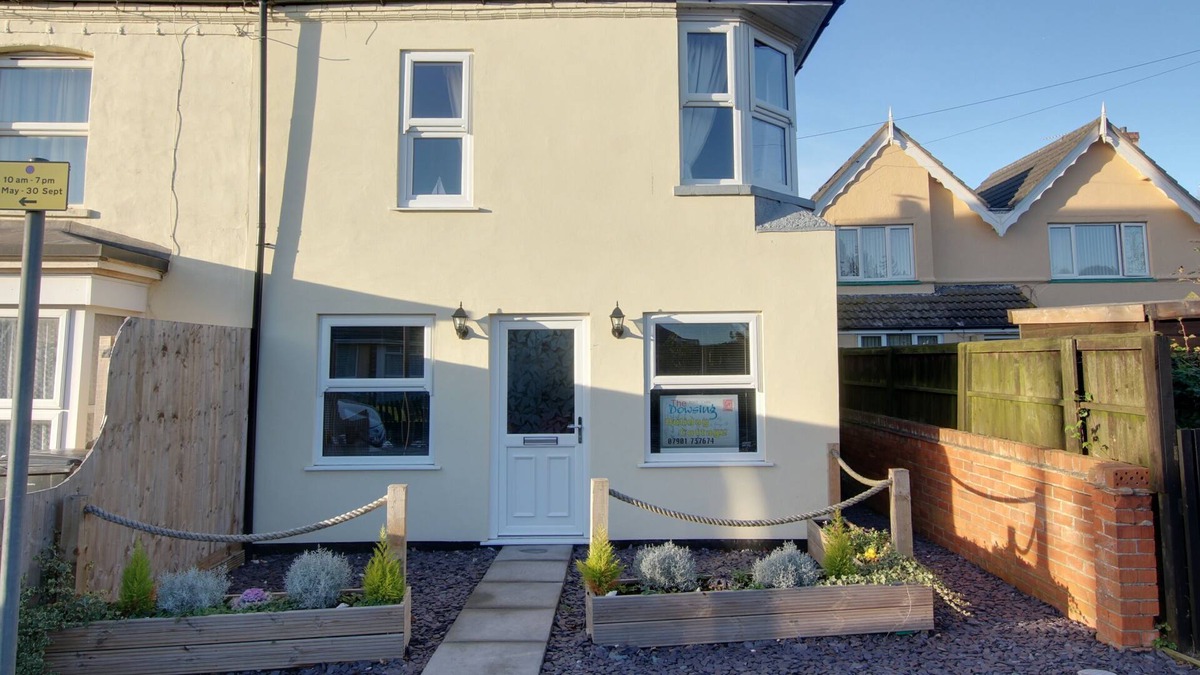 Sutton-on-Sea Cottage | The Dowsing, a stunning refurbished property, a stones throw from the beach.