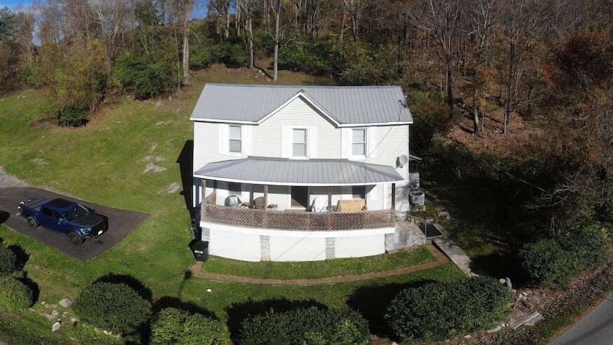 Tazewell House | The Dragon's Den 5 bedroom house 1 mile to Main St