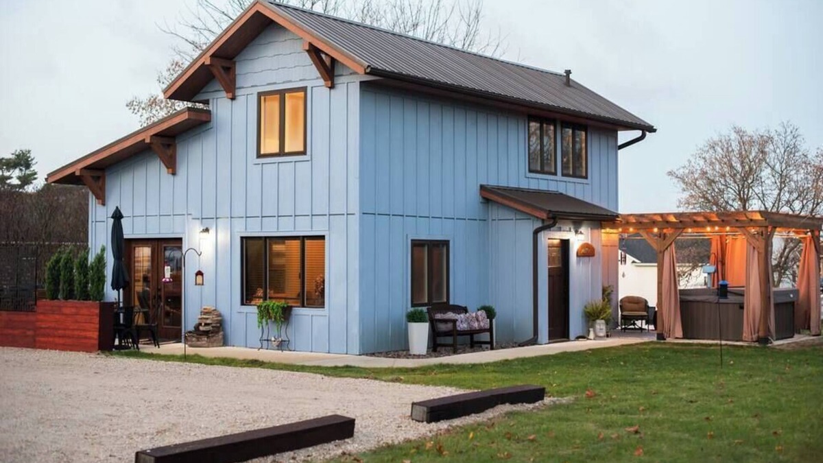 Decorah House | The Driftless Blue Villa | Hot Tub & Fireplace | Close to Downtown