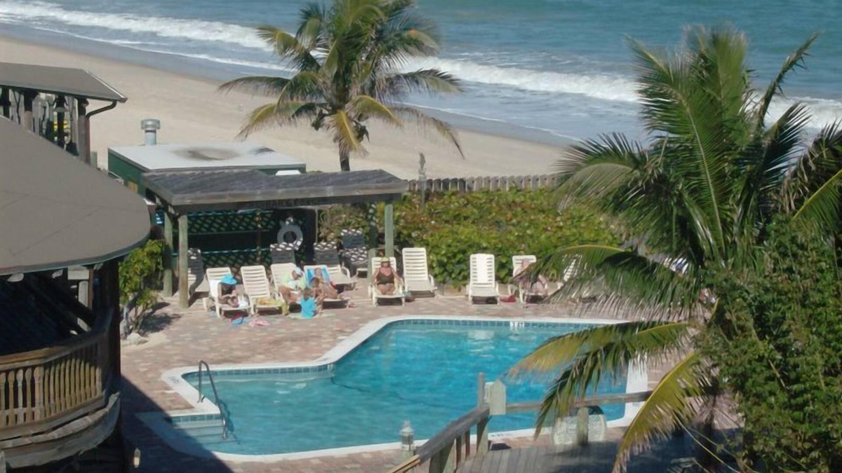Central Beach Hotel | The Driftwood Resort