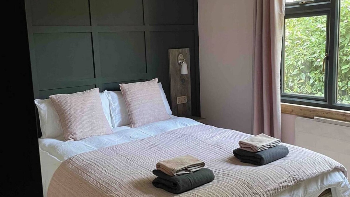 Temple Cabin | "The Drum" Romantic cosy cabin. Spacious with views.