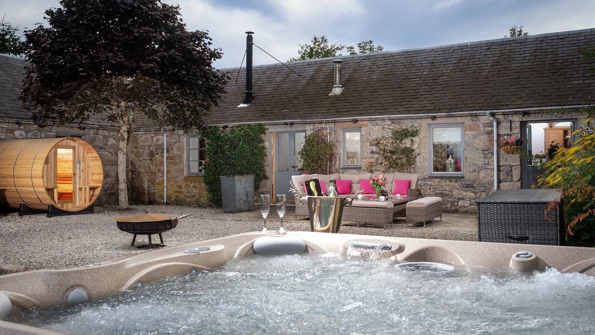 Grantown-on-Spey Cottage | The Eagle's Nest - large luxury lodge with hot tub, sauna and bbq hut