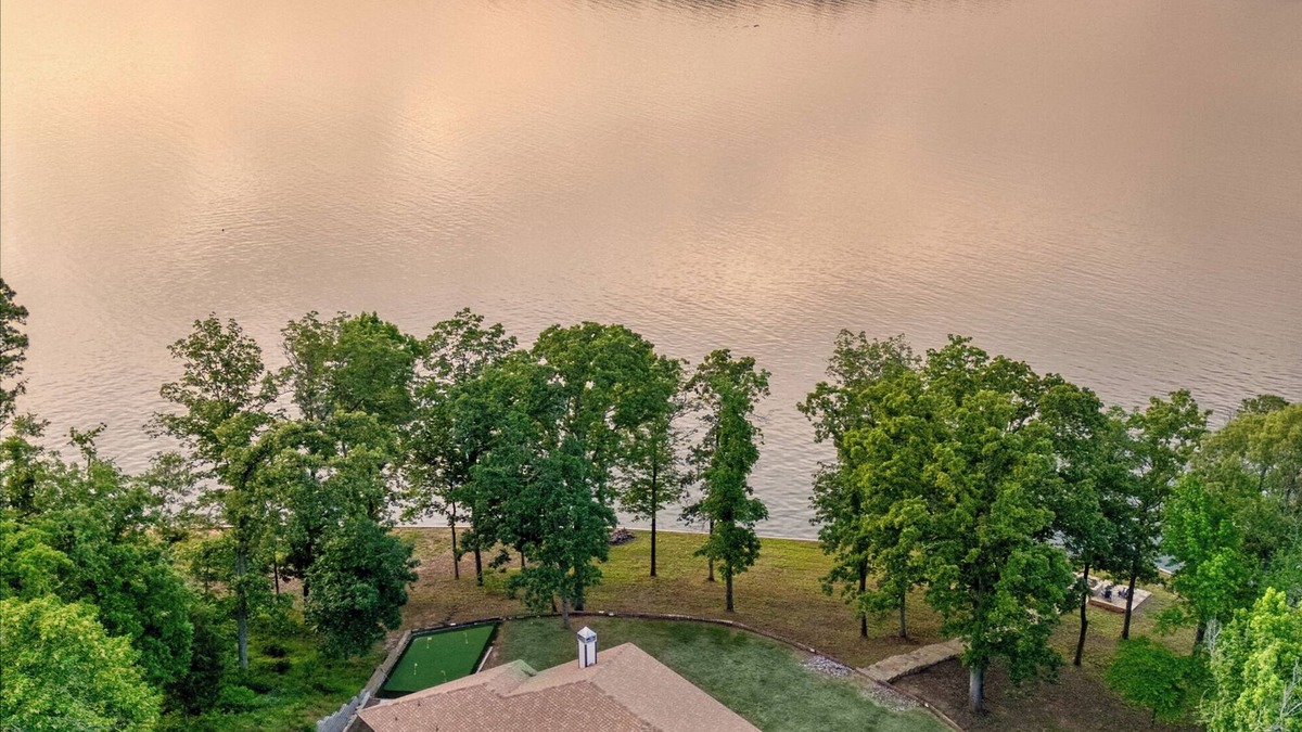 Dogwood House | The Eagle's Nest Lakehouse ~Pickleball Court! ~4 acres ~700Ft Shoreline ~Kayaks