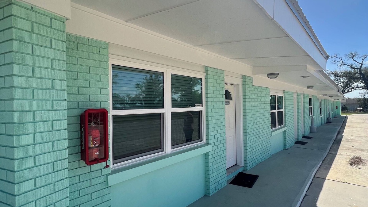 Parker Hotel | The East Bay Inn Room 1 - Cozy hotel in brilliant Panama City with AC, WiFi