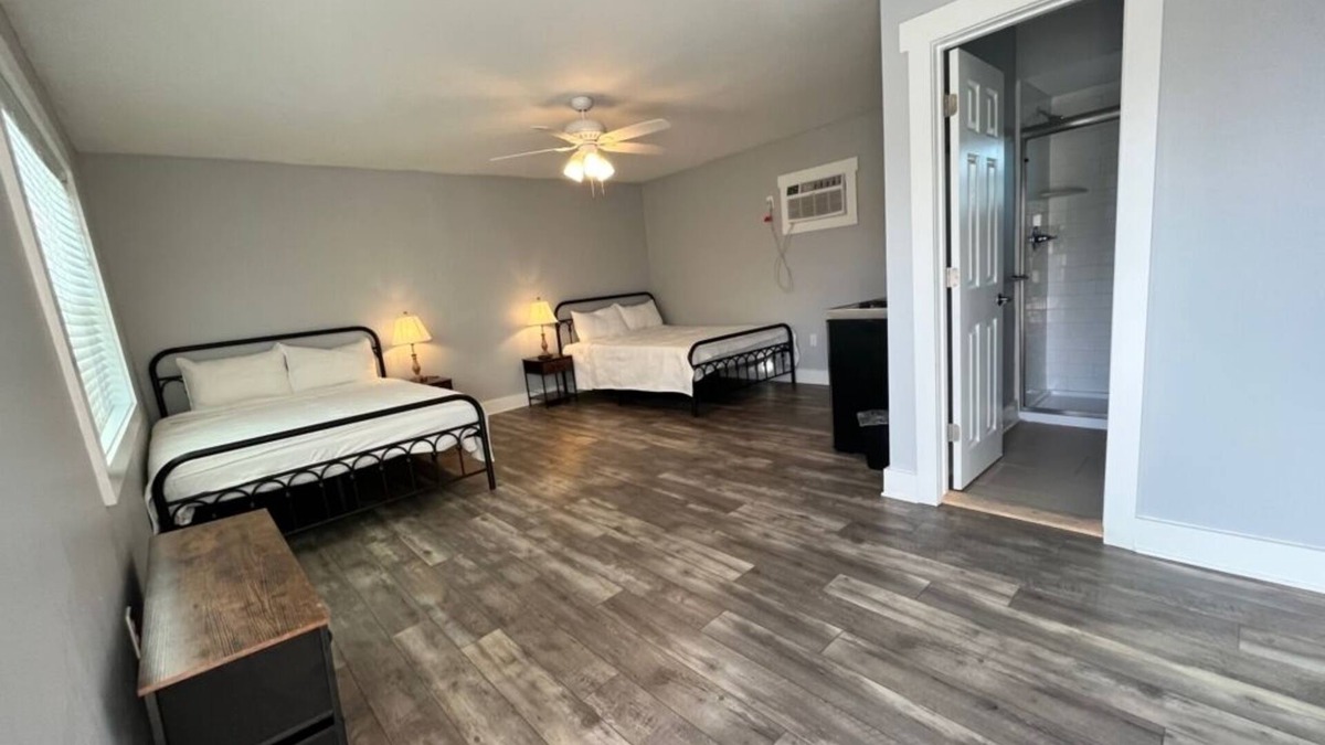 Parker House | The East Bay Inn Room 2 - Cozy hotel in brilliant Panama City with AC, WiFi