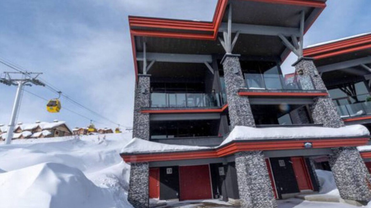 The Edge Ski Chalet | The Edge Chalet 13, Luxury 4-bedroom, in charming Big White with Ski in/Ski out