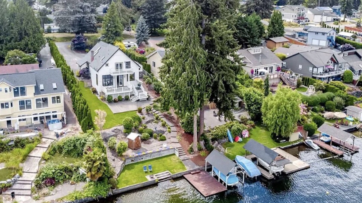 Bonney Lake House | The Edgewater Escape - 2-story full Lake House, on the water, with deck & AC!