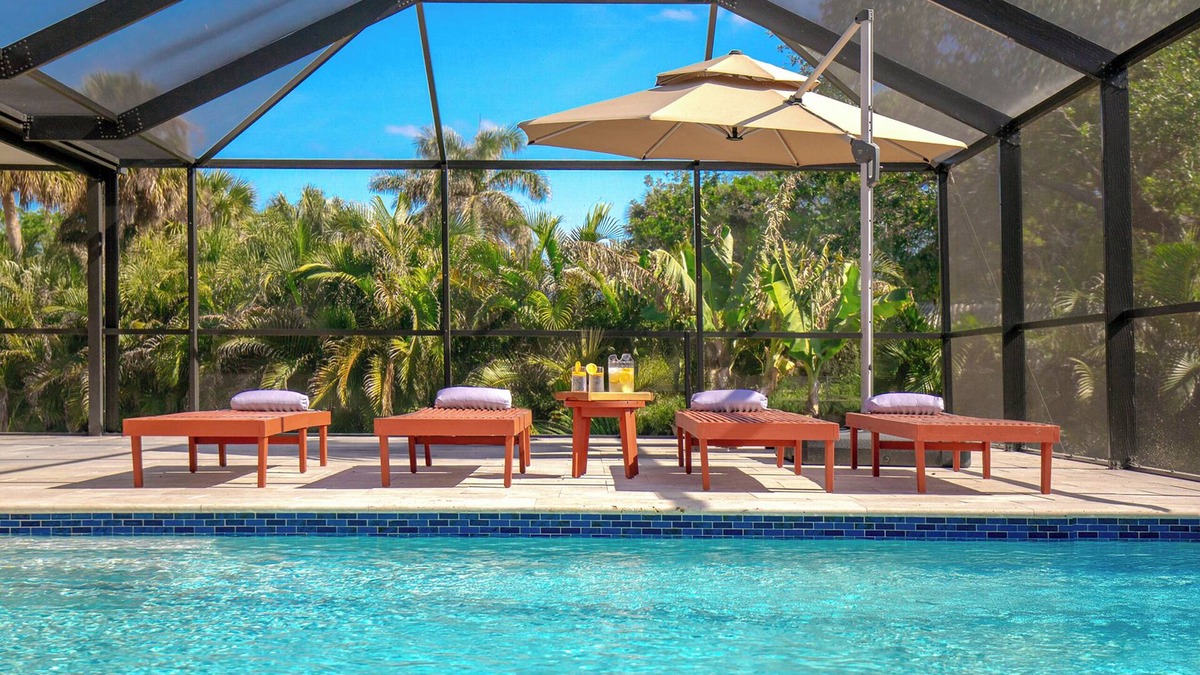 Palm River Estates House | "The Edition" HEATED Pool/Spa, 10 min to Beach, Mercato, Naples Park, Sleeps 10