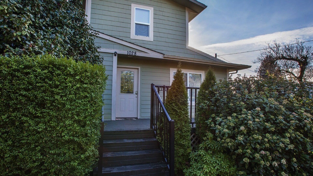 The Bowl of Edmonds House | The Edmonds Guest House Family Friendly