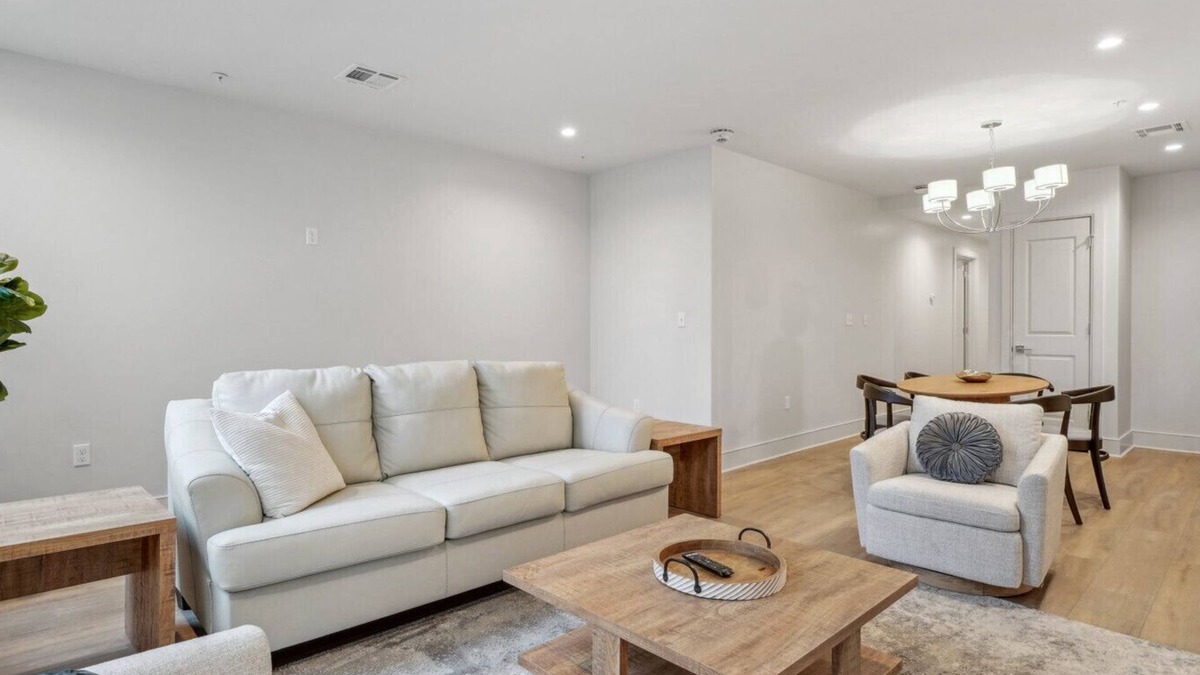 Central Business District Hotel | The Eleanor: Units 604/605