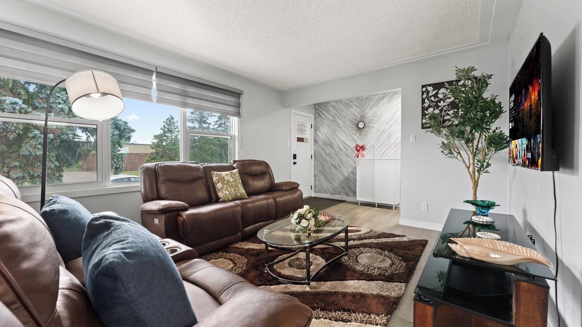 Rosslyn House | The Emerald House Near Northgate & Backyard