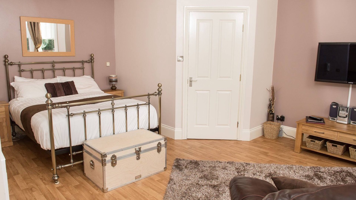 Edgbaston Apartment | THE EMERALD SUITE, LUXURY STUDIO- THE JEWELLERY SUITES, BIRMINGHAM