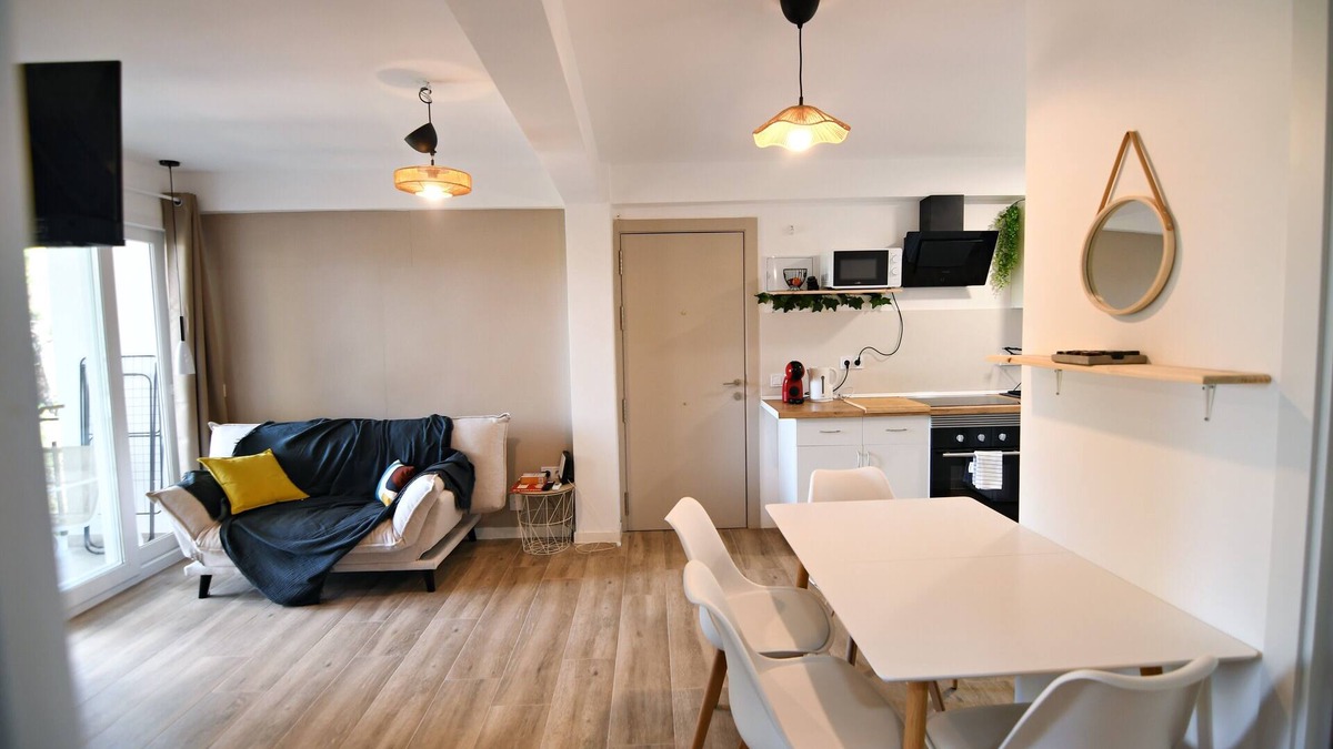 San Martin de Valdeiglesias Apartment | The Grand Lakeview Retreat