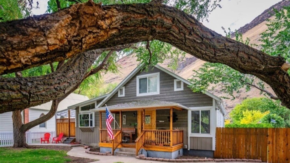 Riggins House | The Estate on Main St. sleeps 22 with 9 BR & 6 full BA in 2 separate buildings!