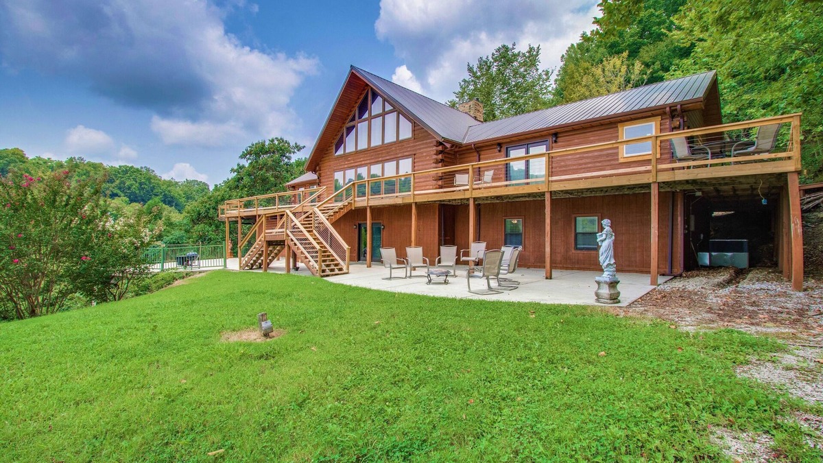 Baxter Ski Chalet | The FadeAway Lodge Center Hill Lake