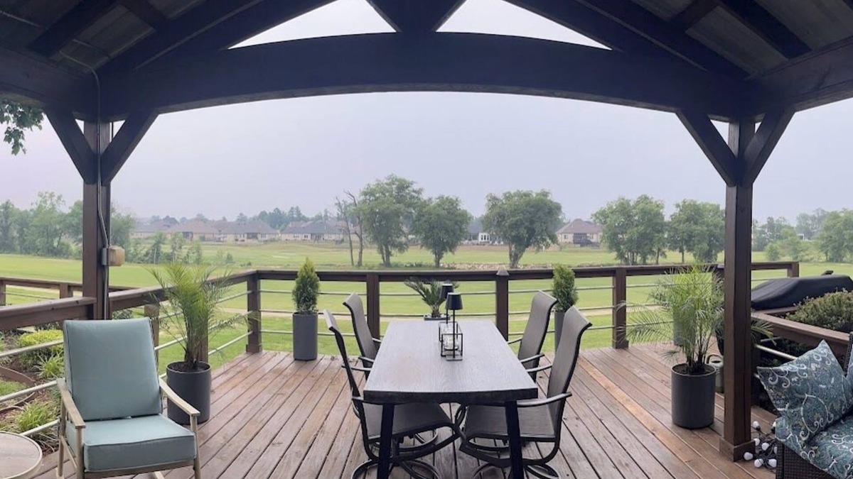 Longview House | THE FAIRWAY: Modern 3BR with beautiful golf course views and convenient location
