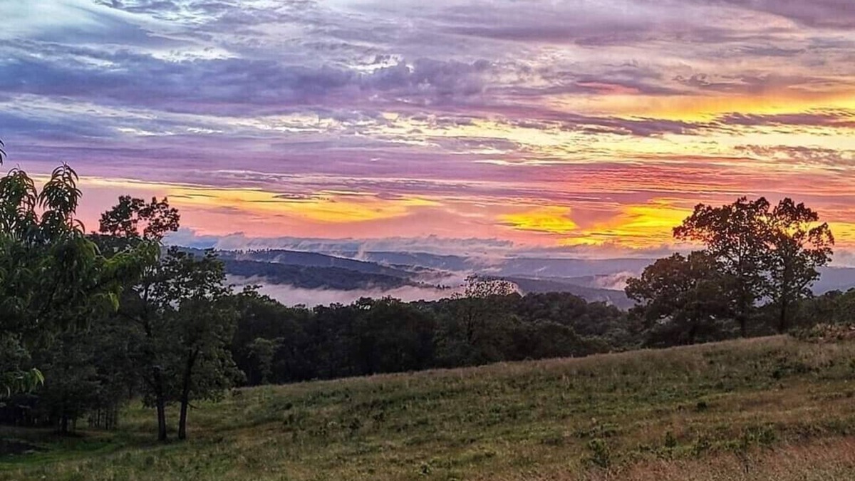 Ozone House | The Farm House w/spectacular views & HS Internet!