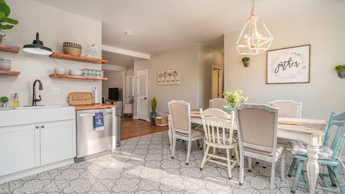 Marthasville Apartment | The FarmHouse 3bd/2ba B&B in MO Wine Country & Katy Trail