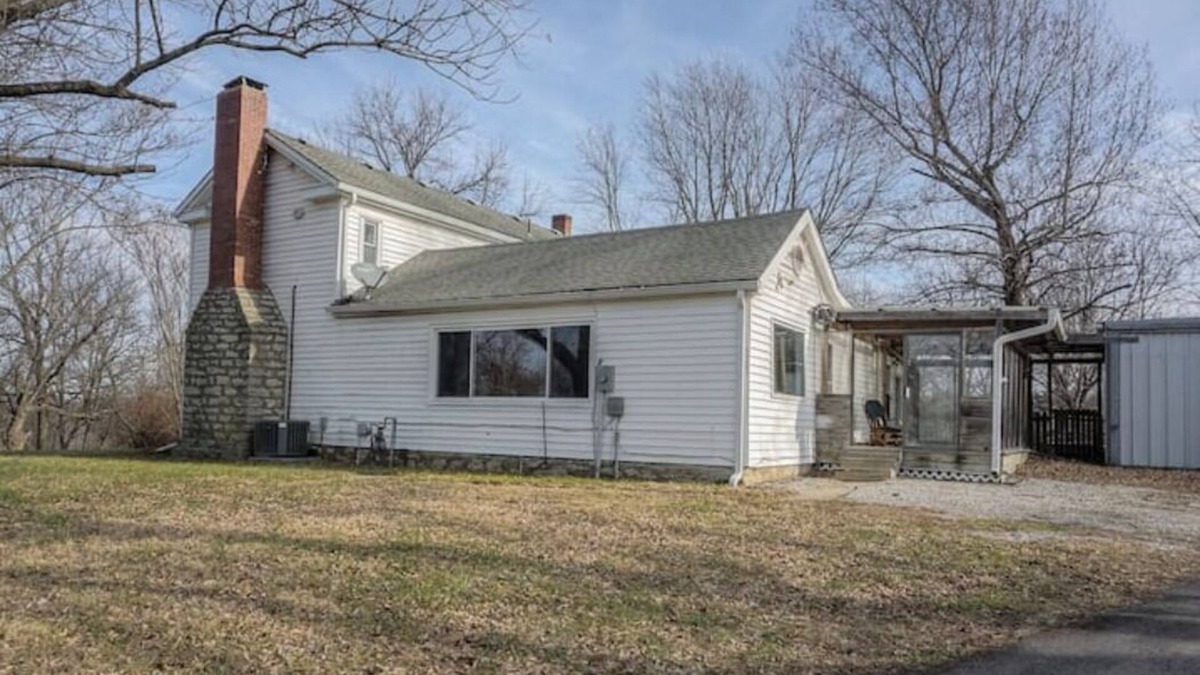 Blue Springs House | The Farmhouse in a Quiet Location Near the Metro