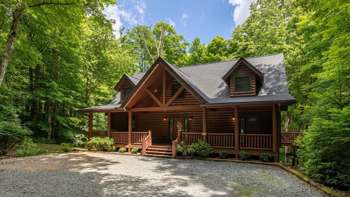 Linville Ridge House | The Feisty Fox - Beautiful log cabin with hot tub on sugar mountain with outdoor fireplace!