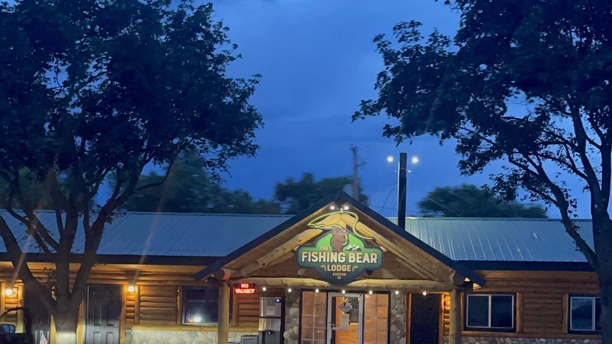 Ashton Hotel | The Fishing Bear Lodge