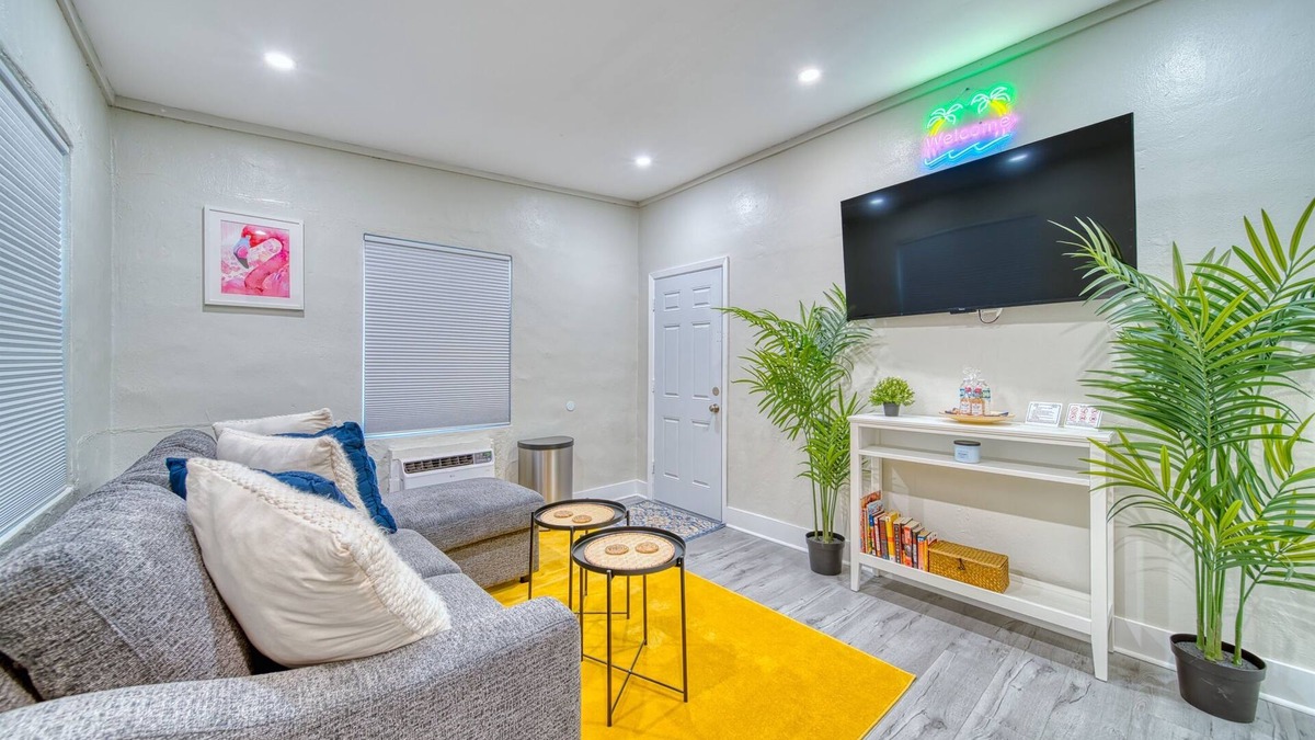 Hialeah Apartment | 🦩The Flamingo🦩🌴Tropical Vibes & Cozy Nights 🌴