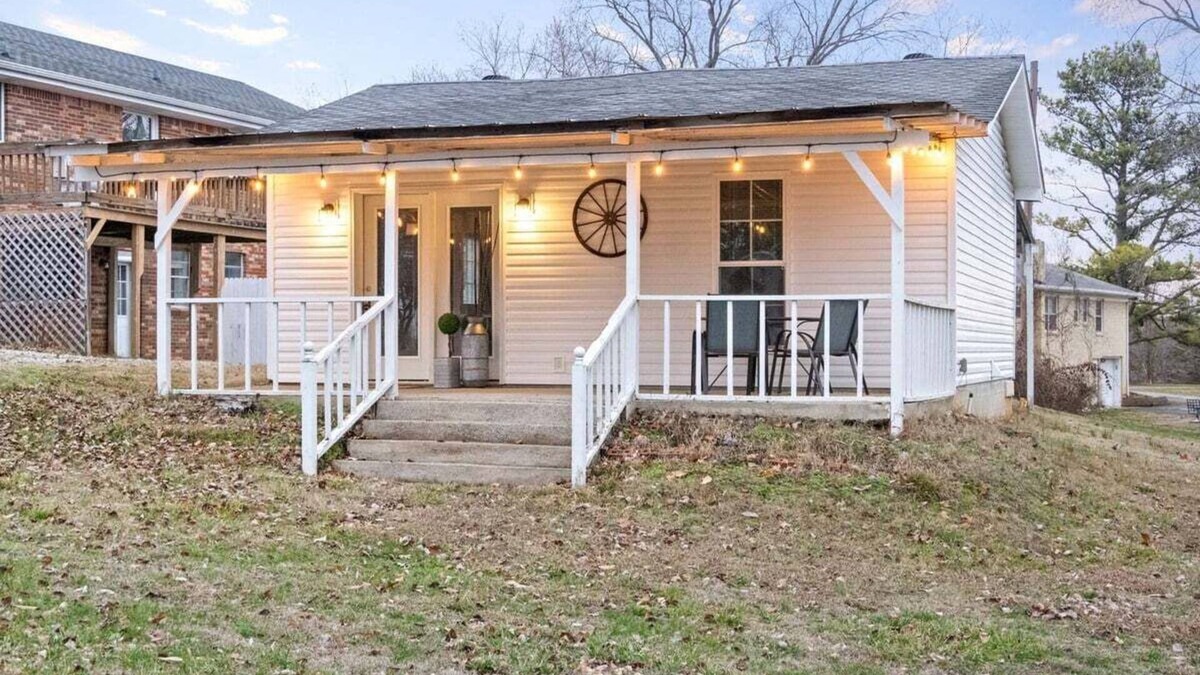 Clarksville House | The Flat on Gratton | Lit Covered Outdoor Patio (979 Gratton Road)
