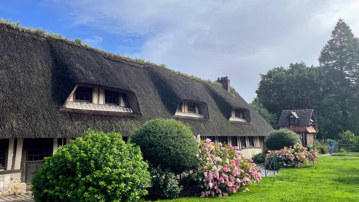 Vattetot-sous-Beaumont Bed & Breakfast | The Flaubert bedroom in the authentic and newly renovated cottage La Chaumière Normande