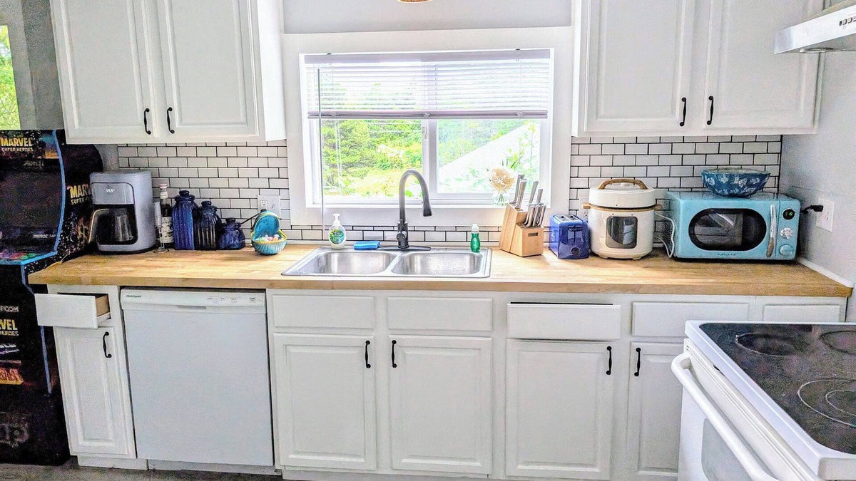 Logsden Cottage | The Flipper: 2BR Coastal Cottage Walk to Depoe Bay, Hot Tub & Arcade & Fire Pit