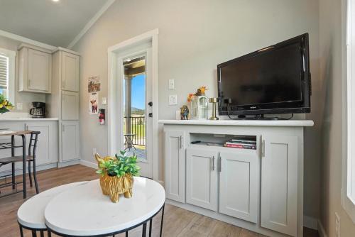 Custer House | The Fluffy Cow - BRAND NEW 1 BD CABIN