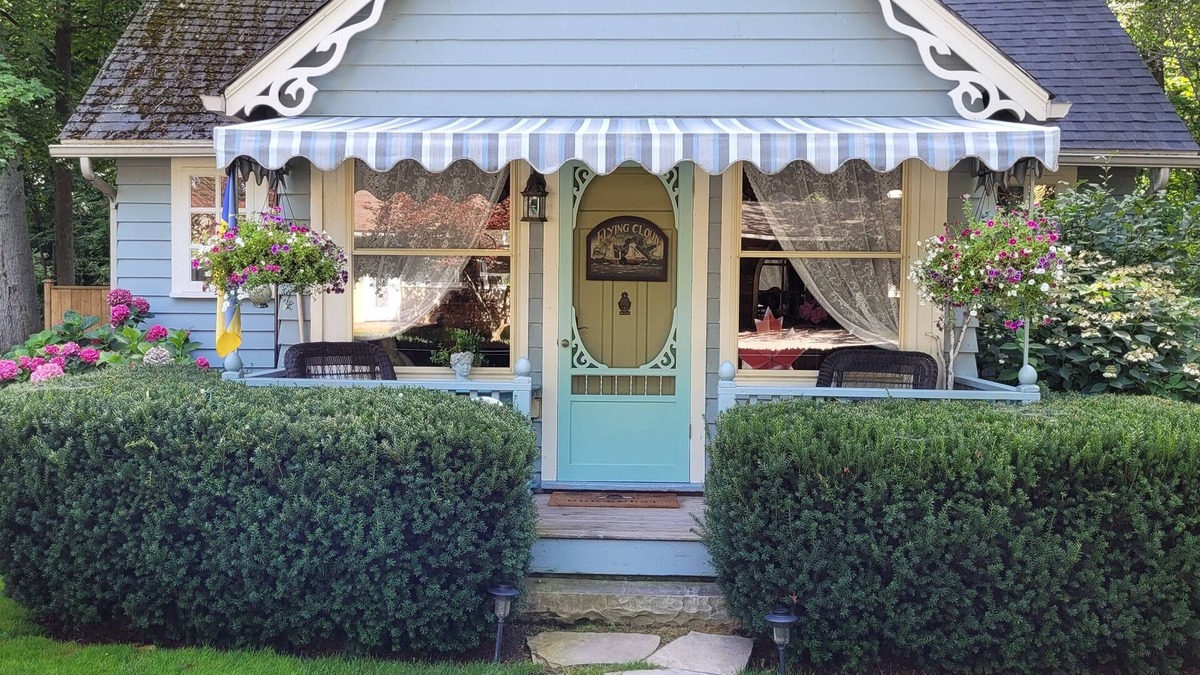 Historic Old Town Cottage | ~the FLYING CLOUD~ Romantic Cottage on the Woods near Lake Ontario!
