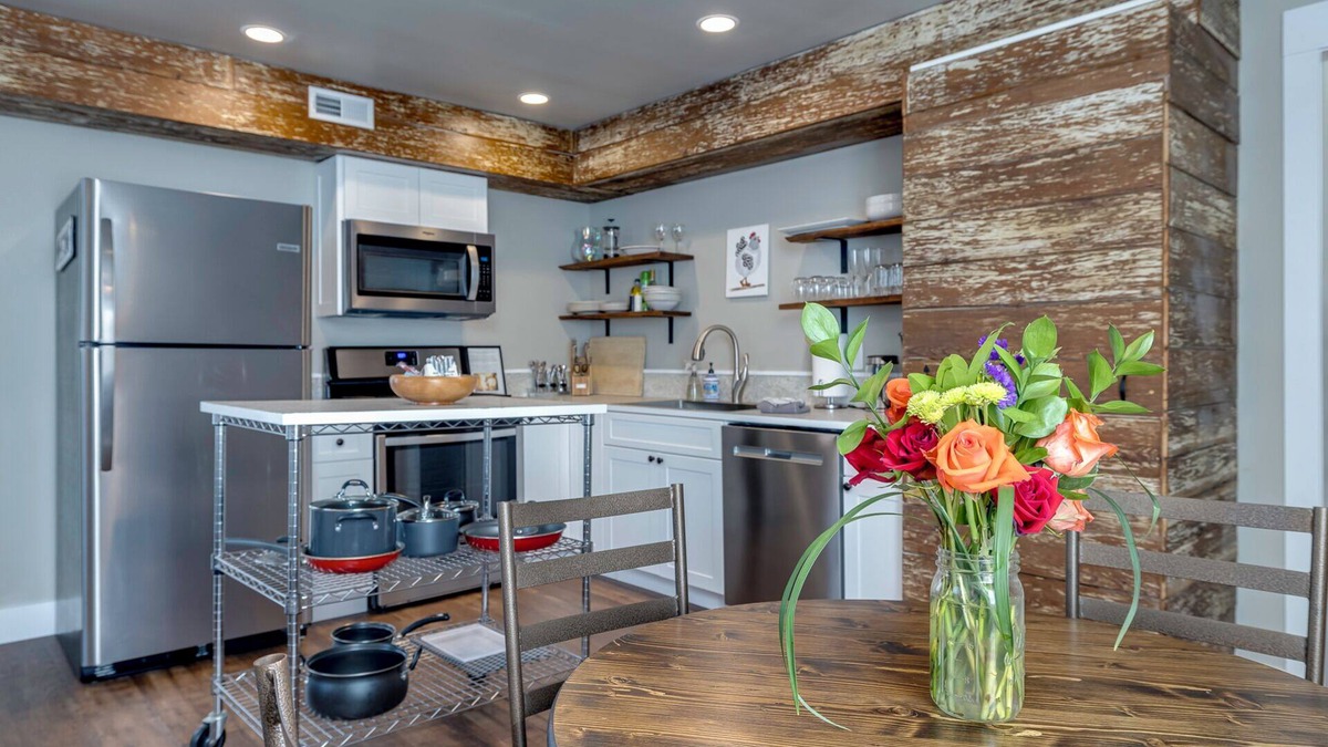 Luray House | The Flynn- Cute & Cozy Home on Main St, Luray - right downtown! Chef available