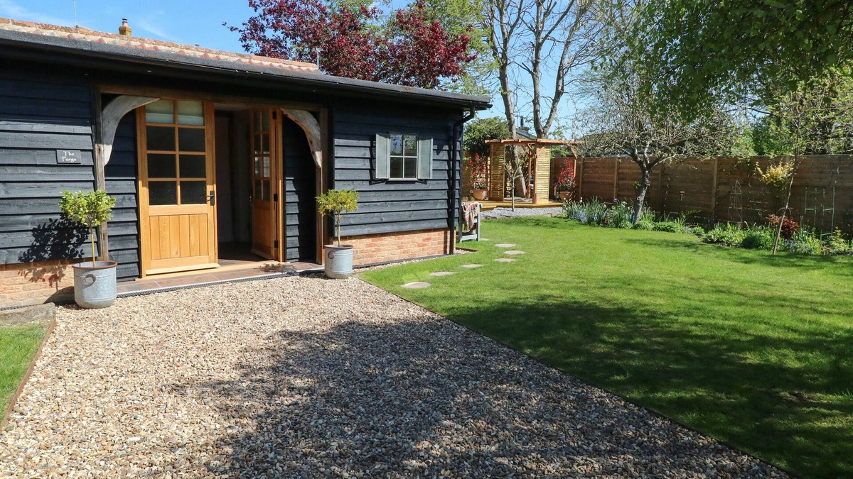 Old Newton Cottage | THE FORGE, romantic, character holiday cottage in Stowmarket