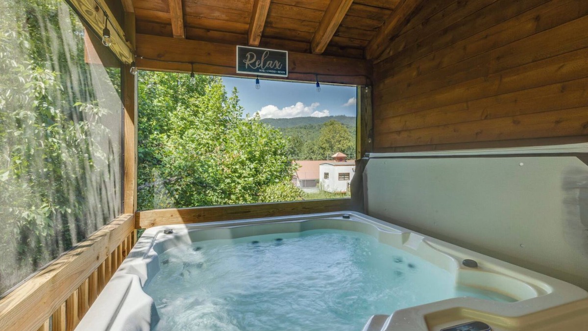 White Oak Lodge Cabin | The Foxtail Lodge - Bright, open spaces and a hot tub!