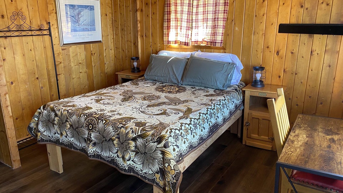 Creede Cabin | THE FRAN - WALK EVERYWHERE IN DOWNTOWN CREEDE! 1 bedroom, 1 bath (SLEEPS 2)