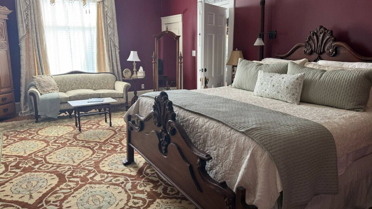 Guthrie Bed & Breakfast | The Franklin Room at The Judge`s Chambers