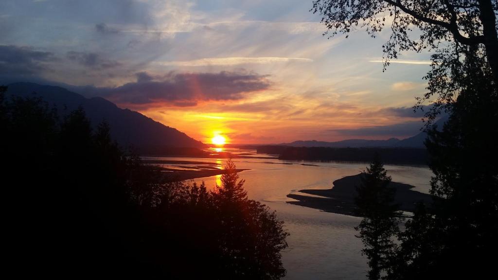 Deroche Bed & Breakfast | The Fraser River's Edge B&B Lodge