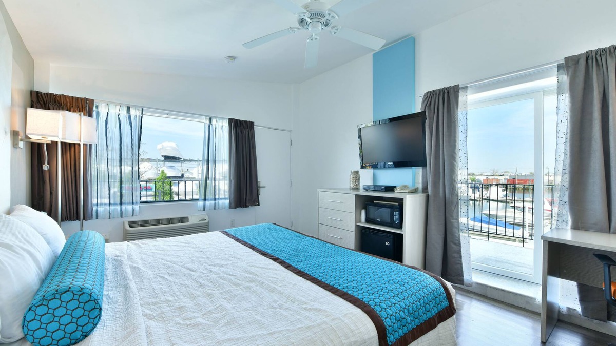 Freeport Hotel | The Freeport Inn and Marina