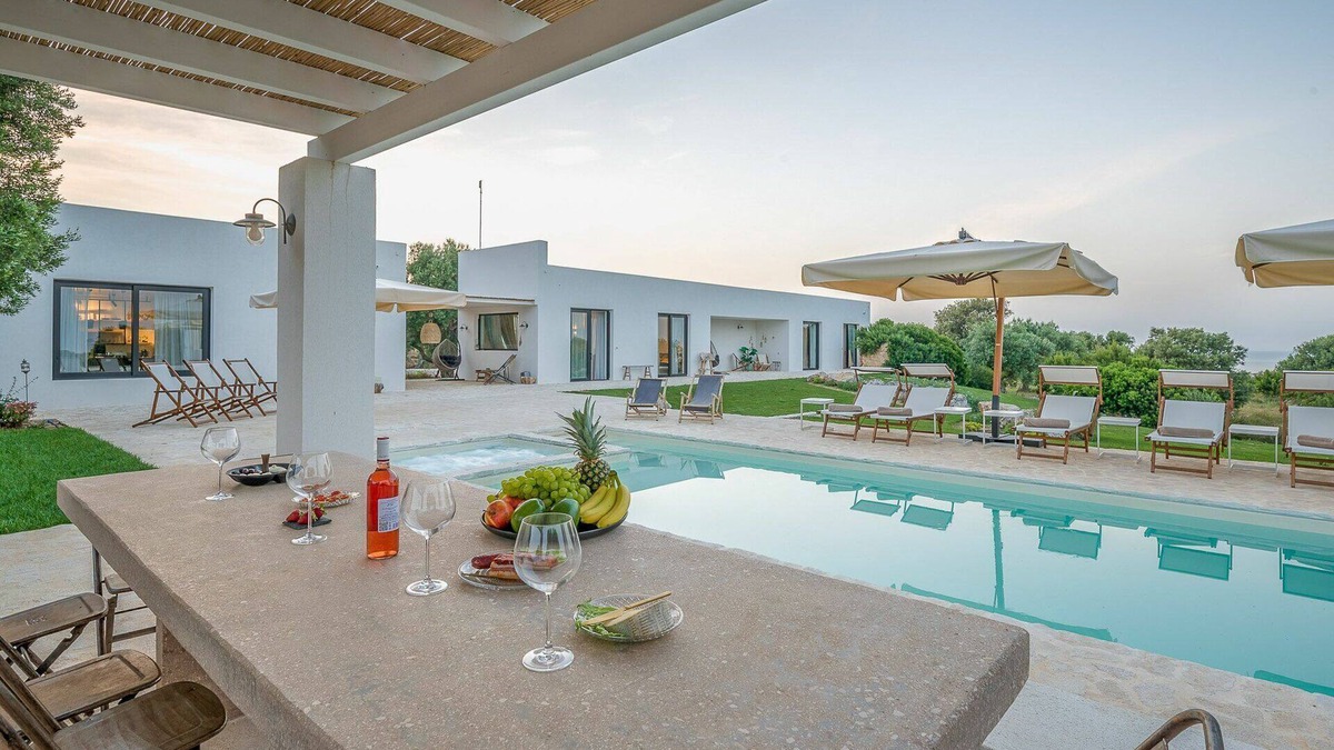 Carovigno Villa | The front door, located at the side of the central body of the villa, opens into the living room.