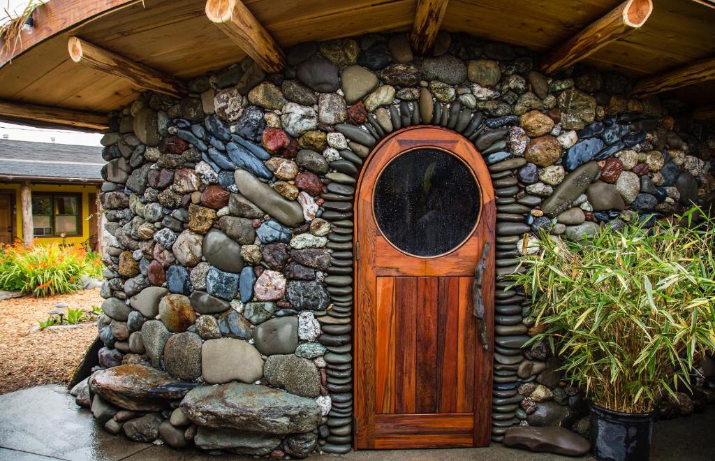 Arcata Hotel | The Front Porch Hidden Oasis