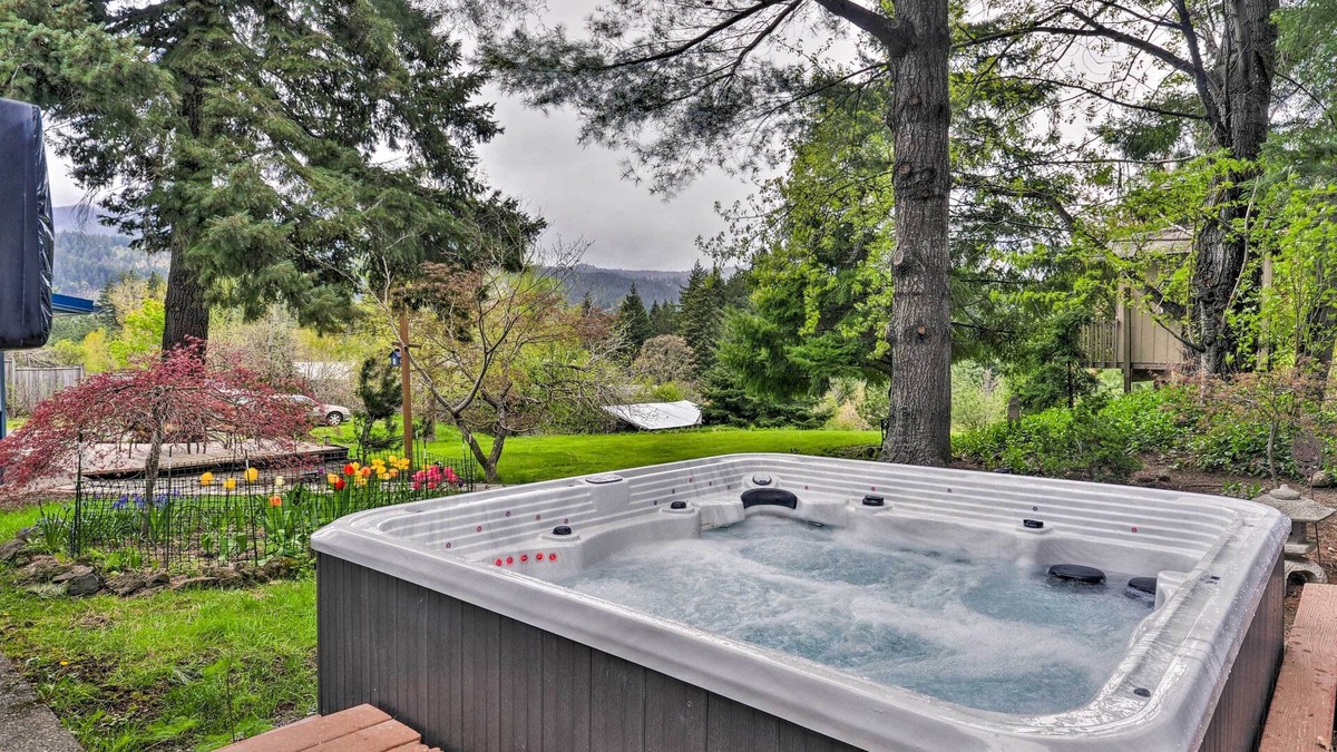 White Salmon House | ‘The Fusion’ Retreat on 4 Acres: Hike On-Site!
