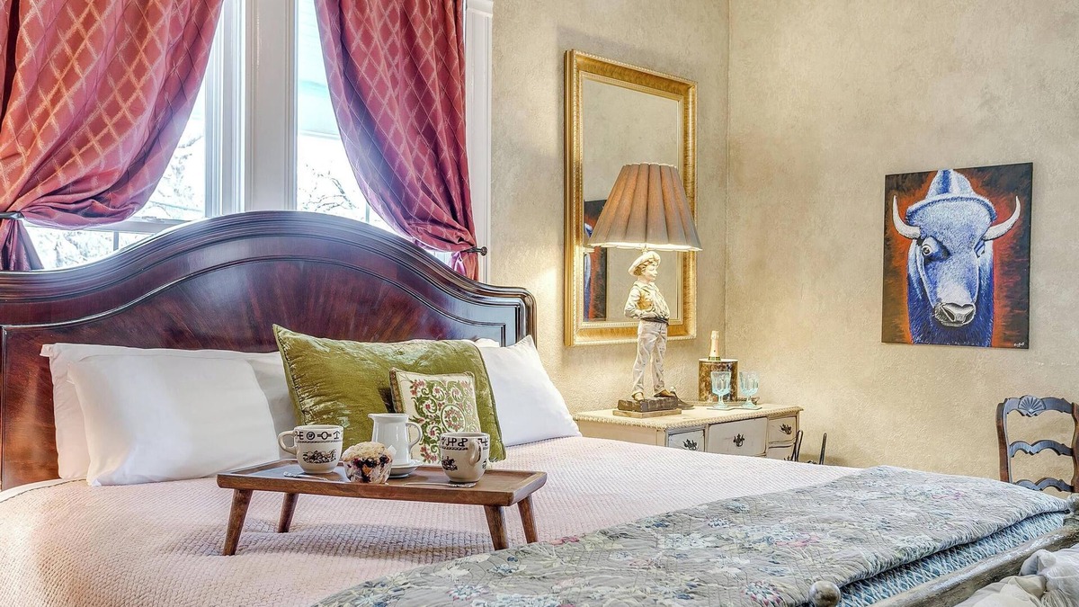 Stephenville House | The Gallery House: Boutique Stay Right by Tarleton