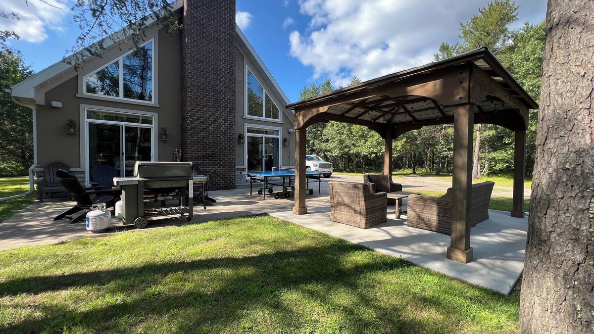 Necedah House | The Game Cabin – 5-Acre Retreat w/Arcades, Pool Table, Fire Pit & Ping Pong